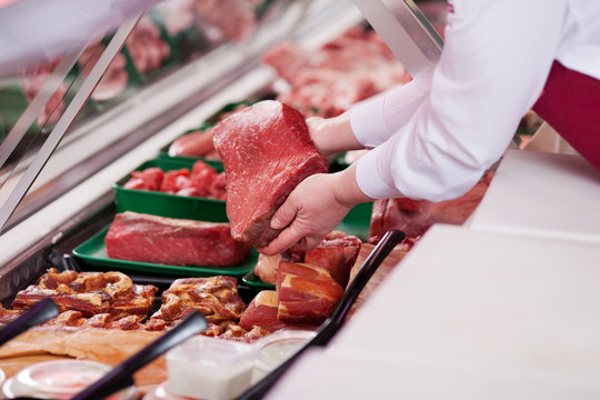 verk&auml;uferin mit frischem fleisch