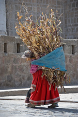 Mujer indigena, Ollantaytambo, Valle sagrado, Peru.