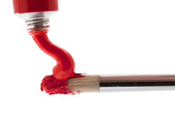 Pinsel mit roter Farbe