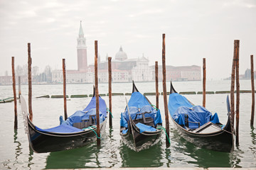 Fototapeta na wymiar Trzy gondole w Wenecji