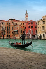 Obraz na płótnie Canvas Wenecja: Traditional gondola na romantyczną przejażdżkę w Rialto