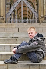 Jugendlicher auf Treppe