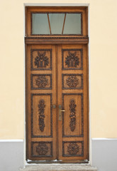 Obraz premium Decorated old wooden door