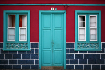 Fototapeta na wymiar kolorowe fasady domu