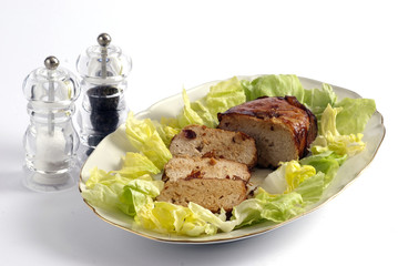 Arrosto di tacchino e ricotta avvolto nello speck