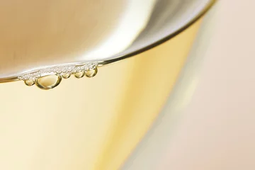 Gordijnen Close-up of white wine © holiday5554