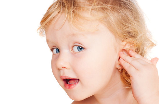 The little girl shows on an ear