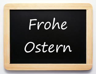 Frohe Ostern Kreidetafel mit Text