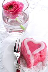 Herz-Petit-Four mit Ranunkelblüte