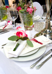 Gedeckte Festtafel mit Rosendekoration