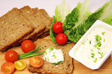 Fototapeta na wymiar Gemüse,Brot und Kräuterquark