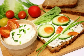 Vollkornbrot und Quark