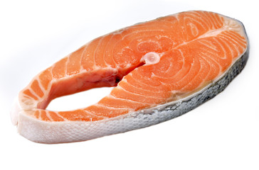 Salmón sobre fondo blanco.