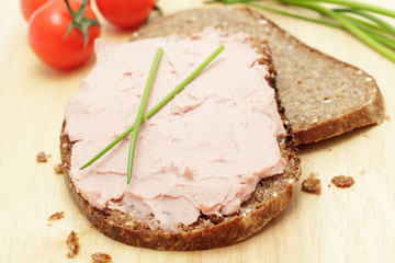 Vollkronbrot mit Leberwurst