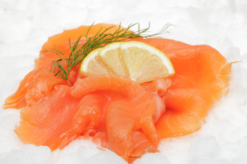 Räucherlachs mit Zitrone und Dill auf Eis