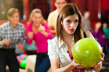 Fototapeta na wymiar Freunde beim Bowling in Bowlingbahn