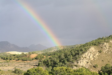 arco iris y tormenta