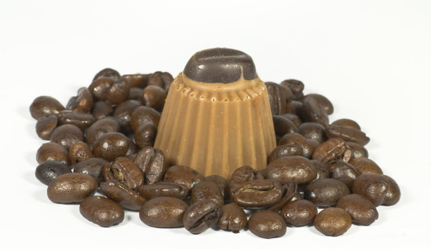 pralina e chicchi di caff&egrave;
