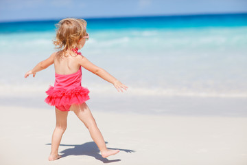 Fototapeta premium Little girl on tropical beach