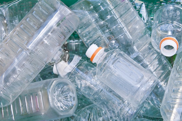 Collecte et r eyclage de plusieurs bouteilles en plastique vide, emballage plastique 