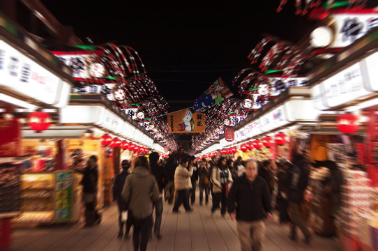 Foule de nuit pour du shopping dans les boutiques de la rue Nakamise dori près du temple Senso-Ji à Asakusa, Tokyo - Japon