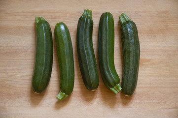 Zucchinis auf Brett