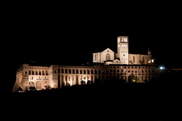 Fototapeta na wymiar Bazylika Świętego Franciszka w nocy - Asyż