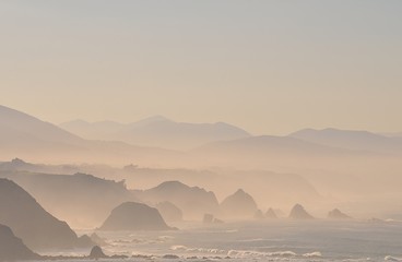 Niebla en los acantilados