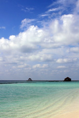 Fototapeta na wymiar Plage de sable blanc et lagon aux Maldives