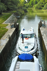 Naklejka premium passage d'un bateau a une écluse