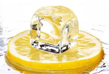 Photo sur Plexiglas Dans la glace citron et glaçons