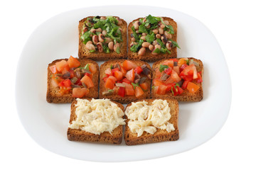 toasts with tomato, beans and codfish