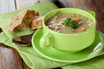 Erbsensuppe mit Baguette