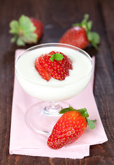 frisches Dessert mit Erdbeere