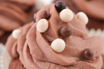 Schokomuffins, isoliert auf weiß