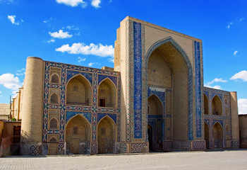 Fototapeta na wymiar Ulugh-beg Madrasah 1417 w zabytkowym budynku. Buchara Uzbekistan