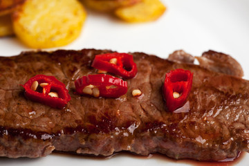 Chilischeiben auf einem Steak
