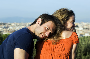 ragazzo si appoggia alla spalla