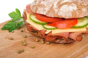 Roggenbr&ouml;tchen mit Schinken und K&auml;se