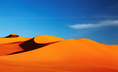 Fototapeta na wymiar Dune piasku w Saharze na zachód słońca