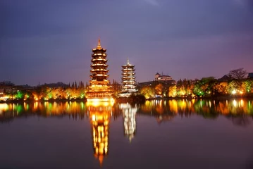 Rolgordijnen Toren in Guilin & 39 s nachts © cityanimal