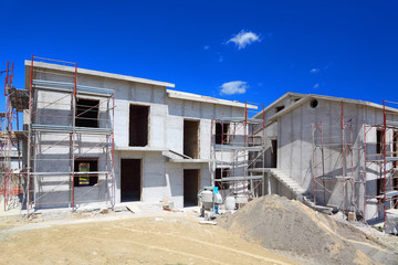 Fototapeta na wymiar Budowa nowych dwupiętrowy biały beton dom ze schodami