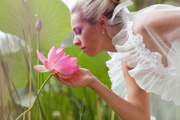Obraz na płótnie Canvas happy bride smelling a lotus