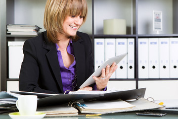 frau mit  am schreibtisch