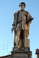 Fototapeta na wymiar pomnik - pomnik malarza Correggia