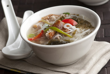 Roast duck and rice noodle soup in bowls