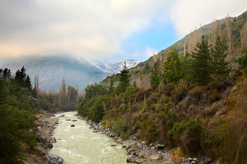 Fototapeta na wymiar Cascada de las Animas w Cajon del Maipo w pobliżu Santiago, Chile