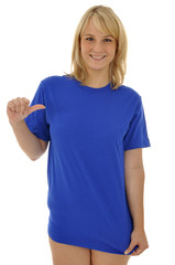Junge Frau in blauem Shirt