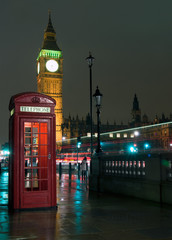 Fototapeta na wymiar Budka telefoniczna Red i Big Ben w nocy