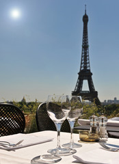 restaurant et Tour Eiffel - obrazy, fototapety, plakaty